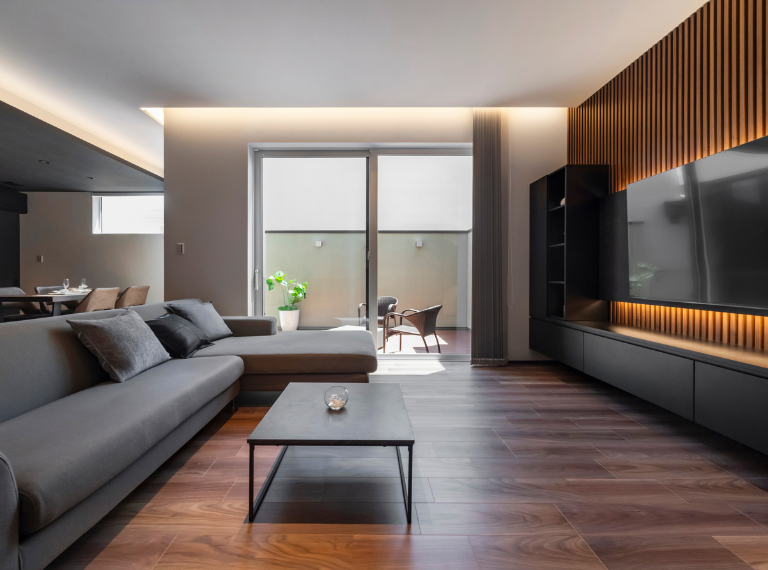 クオレ・ホームの手掛けたウッドデッキのあるシックな和モダンの家