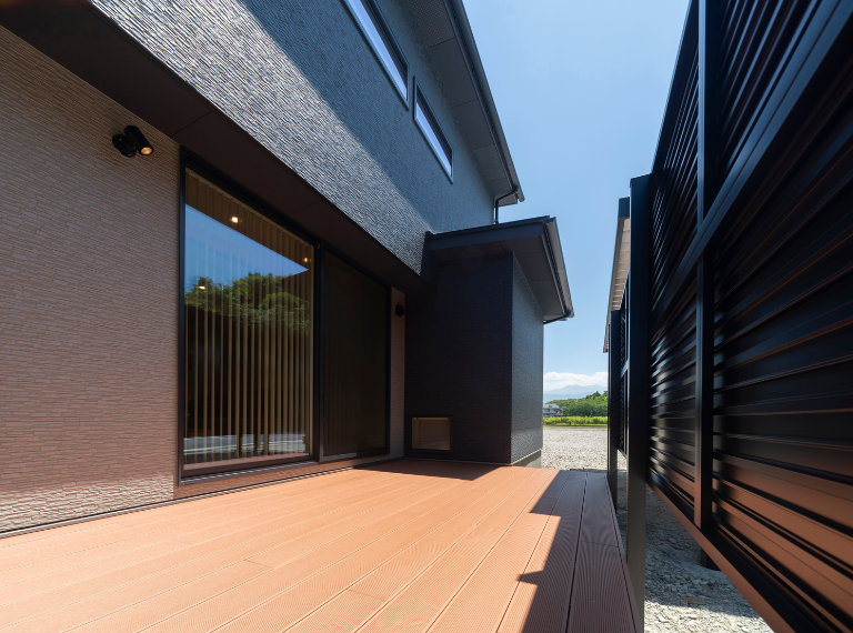 クオレ・ホームで設計した壁付のテラス