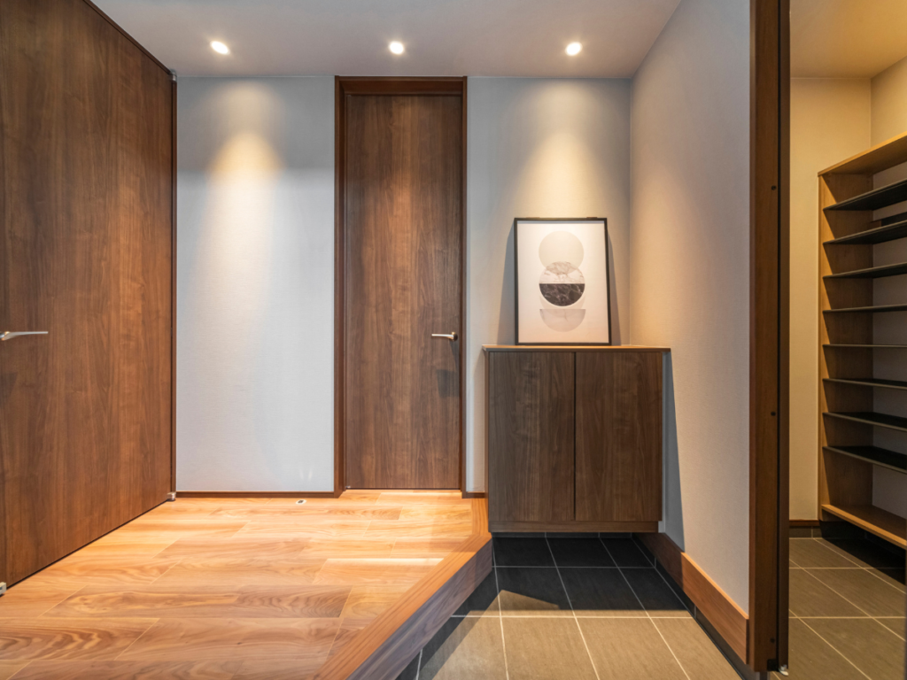 富山県の工務店クオレ・ホームが手掛けた和モダン住宅の玄関収納