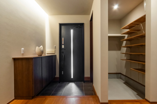 クオレ・ホームが手掛けたウォークスルータイプのシューズクローク。