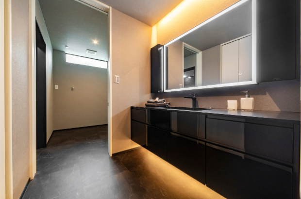 クオレ・ホームが手掛けた玄関から洗面、ランドリースペース(お風呂場)、LDKへつながる回遊動線の家