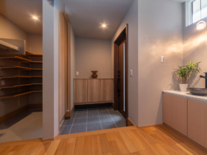 富山県の工務店クオレ・ホームが手掛けた和モダン住宅の玄関土間収納