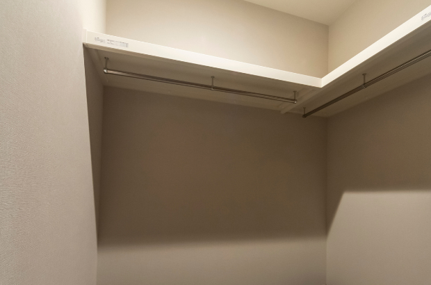 枕棚パイプが取り付けられたシューズクローク。