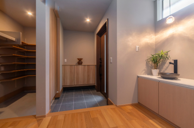 クオレ・ホームが手掛けたナチュラルデザインのシューズクロークがある家