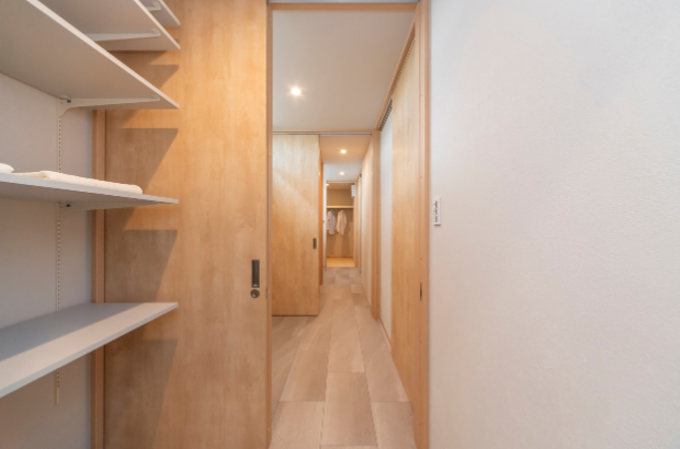クオレ・ホームが手掛けた脱衣所からランドリースペース、洗面所、ウォークインクローゼットまで一直線でつながる使い勝手のいいナチュラルデザインの回遊動線の家