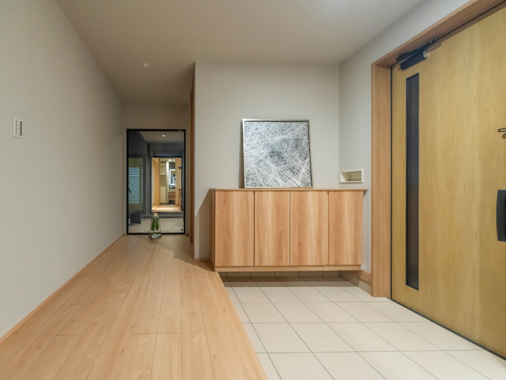 富山県の工務店クオレ・ホームが手掛けた和モダンな家の広々とした玄関