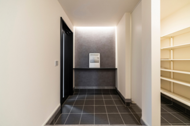 クオレ・ホームが手掛けたホテルライクデザインのシューズクロークのある家。