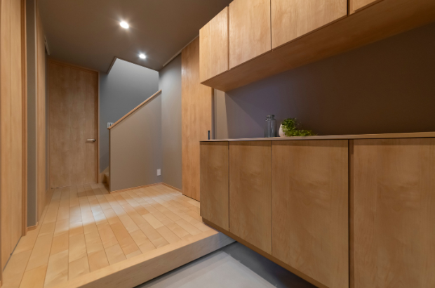 リビングと洗面につながる2つの扉がある玄関。