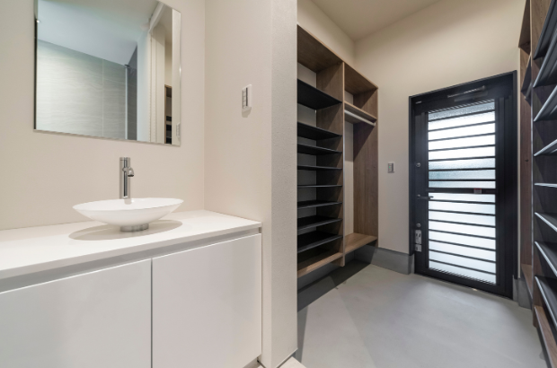 クオレ・ホームが手掛けた家族用玄関からつながるシューズクロークのある家。