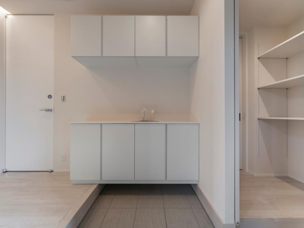 富山県の工務店クオレ・ホームが手掛けたホテルライクな家の玄関と回遊動線の玄関収納
