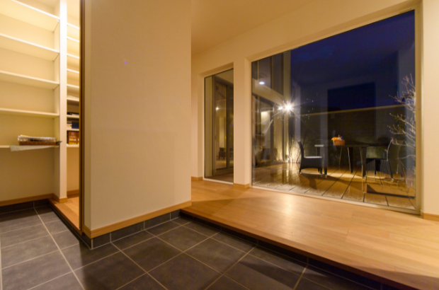 クオレ・ホームが手掛けた可動棚のあるシューズクローク。